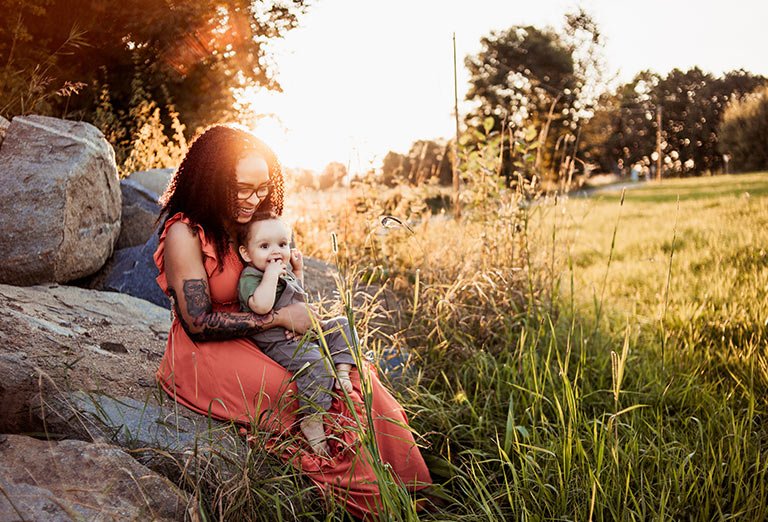 Sophia mit Ben - Motherhoodshooting Testimonial | Fotografin Svenja Schindel